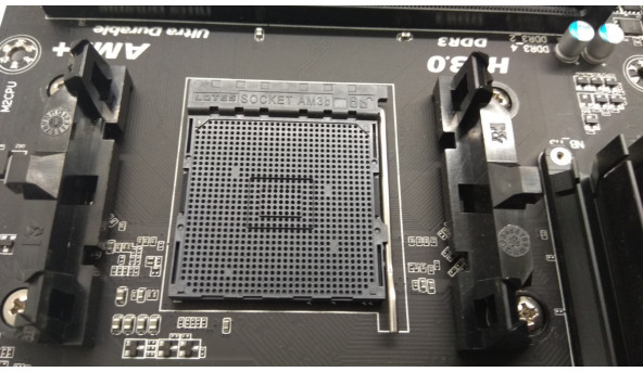 Материнская плата для персонального компьютера GIGABYTE GA-990FXA-UD3 R5, Rev: 1. 0, Socket AM3b. Не реагирует на кнопку включения, в ремонте не была. - 307582