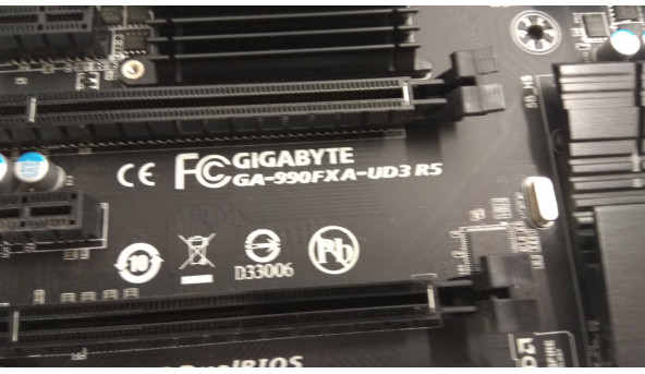 Материнская плата для персонального компьютера GIGABYTE GA-990FXA-UD3 R5, Rev: 1. 0, Socket AM3b. Не реагирует на кнопку включения, в ремонте не была.