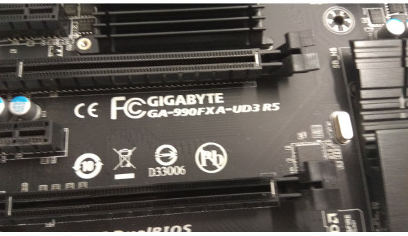 Материнская плата для персонального компьютера GIGABYTE GA-990FXA-UD3 R5, Rev: 1. 0, Socket AM3b. Не реагирует на кнопку включения, в ремонте не была. - 307582