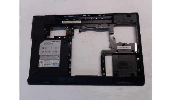 Нижня частина корпуса для ноутбука MSI FX600, FX610, MS-16GK, 15,6", 6G1D224P89, Б/В. Всі кріплення цілі, пошкоджена решітка охолодження (фото)