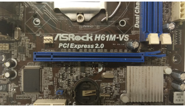 Материнська плата для ПК ASRock H61M-VS, REV 1.0, Б/В. Була залита, погнуті ніжки CPU. Стартує і виключається. Не робоча.