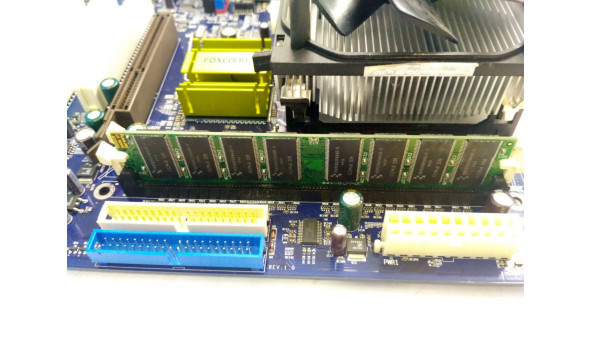 Материнская плата для персонального компьютера Foxconn 661FX4MR-ES, Б / У. Продается вместе с системой охлаждения, процессором Intel Pentium 2. 8Ghz и планкой DDRx512Mb