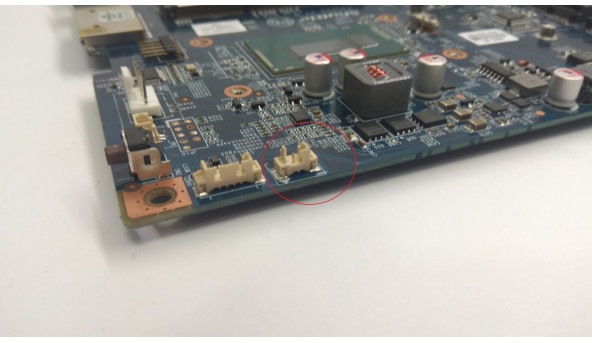 Материнська плата для ноутбука Shuttle FX50V4 V1.0, Б/В. Має впаяний процесор Intel Celeron 2957U, SR1DV Не стартує, плата була залитою. - 307745