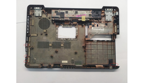 Нижняя часть корпуса для ноутбука Toshiba Satellite L500D, 15 6 ", V000180430, Б / У. Все крепления целые. Есть Трещины, указанные на фото.
