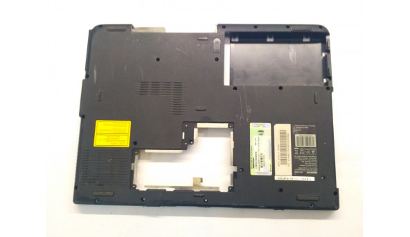 Нижня частина корпуса для ноутбука  Medion MD 96500, 15.4", Б/В. Всі кріплення цілі.Без пошкоджень.