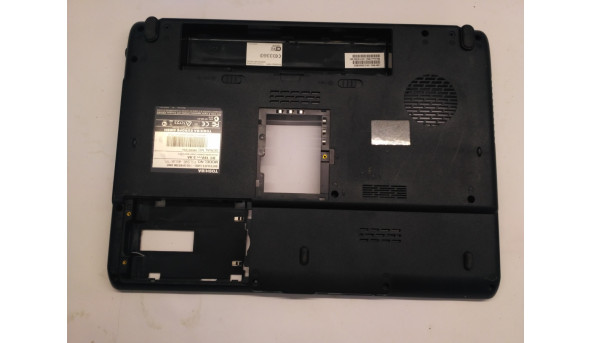 Нижня частина корпуса для ноутбука Toshiba Satellite Pro L300, V000130170, Б/В .Всі кріплення цілі, є пошкодження(фото)