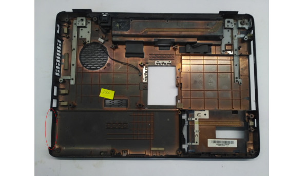 Нижняя часть корпуса для ноутбука Toshiba Satellite Pro L300, V000130170, Б / У. Все крепления целые, есть повреждения (фото) - 307907