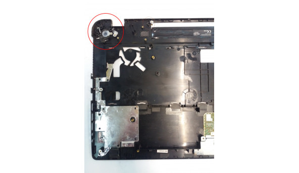 Середня частина з тачпадом для Toshiba Satellite C75D, V000350250, 17.3", Б/В. Зламані деякі кріплення, трішина на кнопці живлення, трішина на розємі живлення, зламана решітка радіатора. - 307959