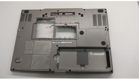 Нижня частина корпуса для ноутбука DELL LATITUDE D810, 15.0", ECAQ002200L, Б/В. Всі кріплення цілі.Без пошкоджень.