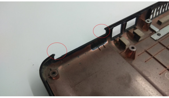Нижняя часть корпуса для ноутбука Toshiba Satellite L305D, 15 4 ", V000130170, Б / У. Все крепления целые. Сломанный разъем (фото). - 308039