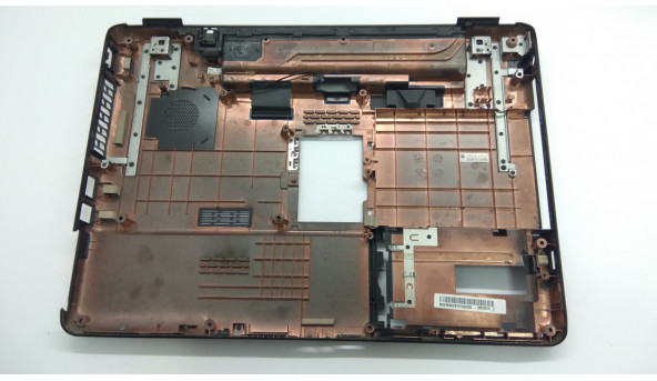 Нижняя часть корпуса для ноутбука Toshiba Satellite L305D, 15 4 ", V000130170, Б / У. Все крепления целые. Сломанный разъем (фото). - 308039