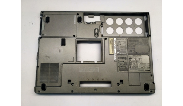 Нижня частина корпуса для ноутбука  Dell Latitude D800, 15.0", Б/В. Всі кріплення цілі.Без пошкоджень