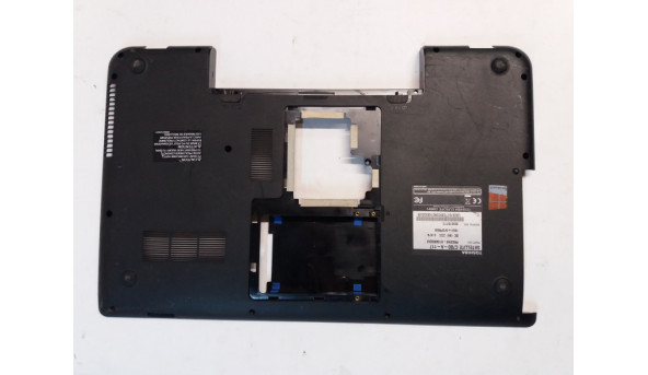 Нижня частина корпуса для ноутбука Toshiba Satellite C70D, 17,3", ZYU3ABD5BA0I, Б/В, всі кріплення цілі, є подряпини.