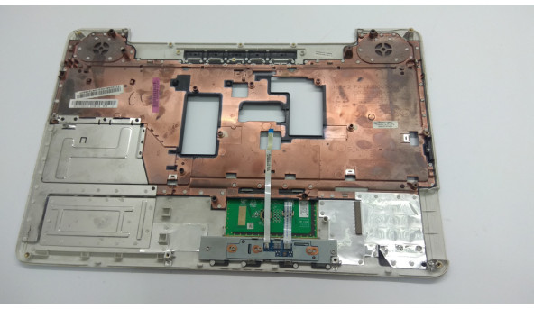 Средняя часть корпуса для ноутбука TOSHIBA SATELLITE L500-018, 15 6 ", AP073000102, Б / У. Имеет сломаны два крепления (фото), и отсутствует верхняя панель. - 308052