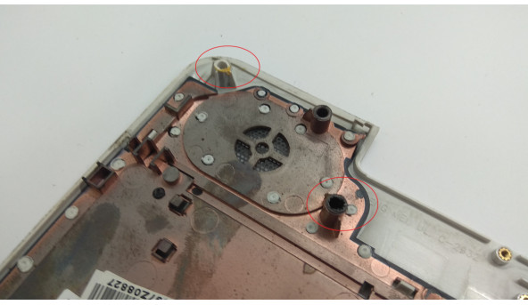 Средняя часть корпуса для ноутбука TOSHIBA SATELLITE L500-018, 15 6 ", AP073000102, Б / У. Имеет сломаны два крепления (фото), и отсутствует верхняя панель. - 308052