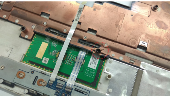 Средняя часть корпуса для ноутбука TOSHIBA SATELLITE L500-018, 15 6 ", AP073000102, Б / У. Имеет сломаны два крепления (фото), и отсутствует верхняя панель. - 308052