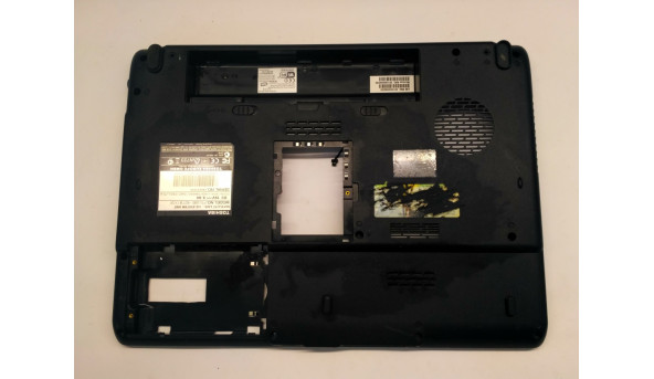 Нижня частина корпуса для ноутбука Toshiba Satellite Pro L300, V000130170, Б/В .Всі кріплення цілі, є подряпини.