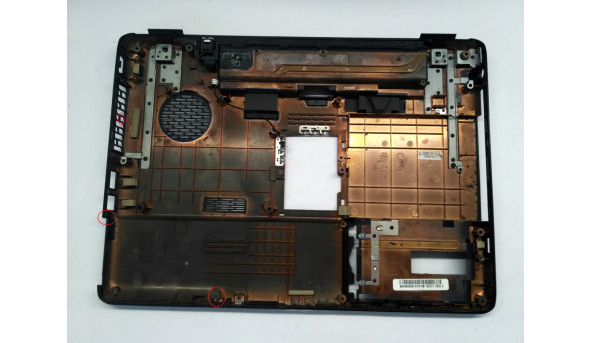 Нижня частина корпуса для ноутбука Toshiba Satellite Pro L300-245. Є пошкоджене кріплення, решітка та тріщина біля USB порту(фото).