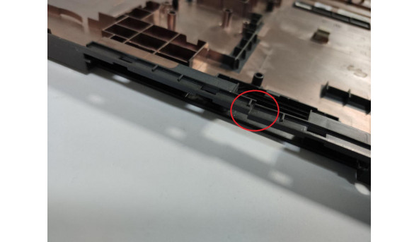 Нижня частина корпуса для ноутбука HP Pavilion 250 G5, 15.6", 859513-001, AP1EM0005A0, Б/В. Є тріщина посередині корпуса та біля роз'єму VGA (фото), пошкодження біля роз'єма живлення, та зламані замочки, і одне кріплення
