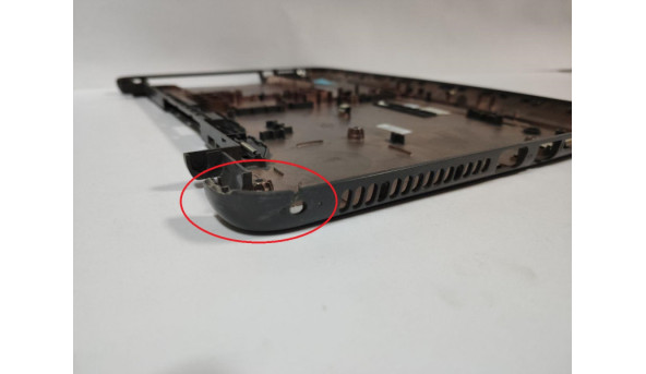 Нижня частина корпуса для ноутбука HP Pavilion 250 G5, 15.6", 859513-001, AP1EM0005A0, Б/В. Є тріщина посередині корпуса та біля роз'єму VGA (фото), пошкодження біля роз'єма живлення, та зламані замочки, і одне кріплення