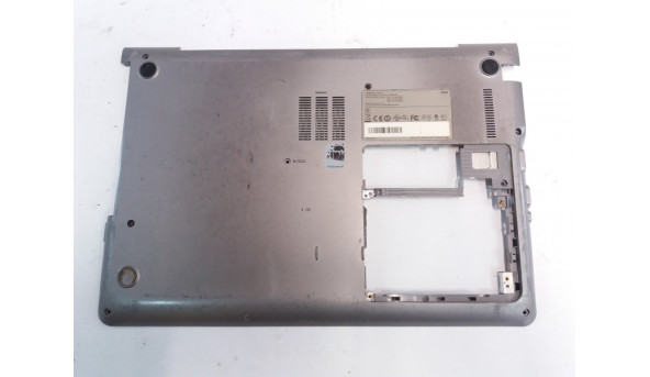 Нижняя часть корпуса для ноутбука Samsung NP-R40, R40, 15. 4 ", BA81-02781T, Б / У. Все крепления целые. Без повреждений.