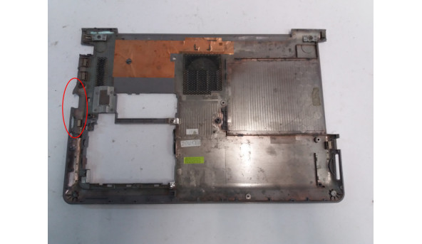 Нижня частина корпуса для ноутбука Samsung NP535U4C, BA75-03721E, Б/В. Має пошкодження VGA, HDMI, пошкоджено одне кріплення.