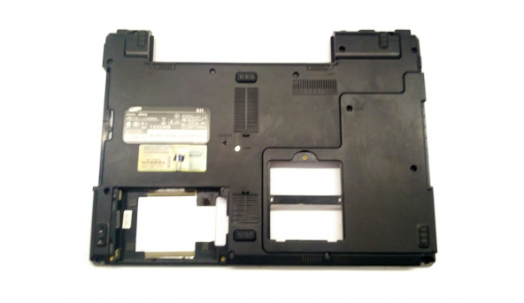Нижня частина корпуса для ноутбука  Samsung, R55, 15.4",BA81-01763A, Б/В. Всі кріплення цілі. Є сліди термічної обробки (фото)