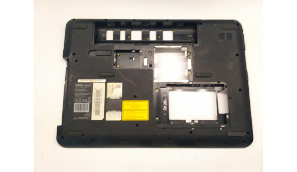 Нижня частина корпуса для ноутбука Medion MD 97900, 15.4", 60.4Q103.002, Б/В. Всі кріплення цілі. Є пошкодження біля роз'єму живлення