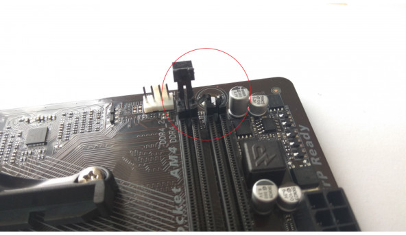 Материнська плата для ПК Gigabyte GA-AB350M-DS2, Rev:1.0, Socket AM4, не стартує. Пошкоджені фіксатори для ОЗП (фото).