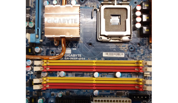 Материнська плата для ПК Gigabyte GA-965P-DS4, Intel Socket 775, DDR2, Б/В. Прошивався BIOS, плата інколи включаєтся, інколи ні.