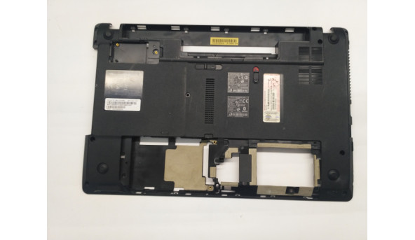 Нижня частина корпуса для ноутбука Packard Bell NEW91, 15.6", AP0CB0004000, Б/В. Одне кріплення має тріщину