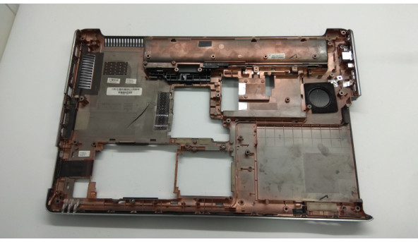 Нижня частина корпуса для ноутбука HP Pavilion dv7, dv7-2140ed, 17.3", 518901-001, Б/В. Декілька кріплень мають тріщини (фото) та є тріщина (фото).