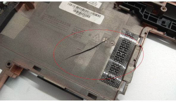Нижня частина корпуса для ноутбука HP Pavilion dv7, dv7-2140ed, 17.3", 518901-001, Б/В. Декілька кріплень мають тріщини (фото) та є тріщина (фото).