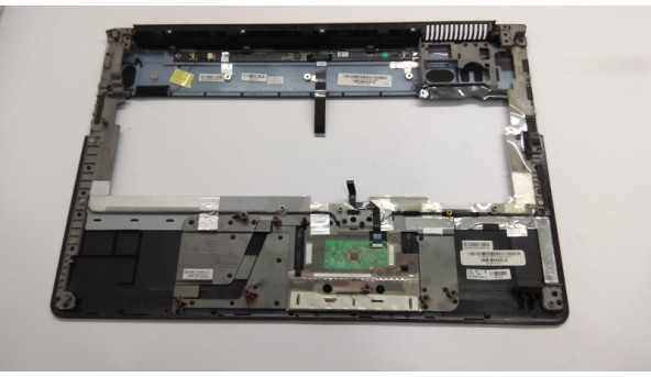 Середня частина корпуса для ноутбука HP Pavilion dv7, dv7-2140ed, 17.3", 518910-001, Б/В. Всі кріплення цілі. Без пошкоджень. Потертості на кнопках тачпаду.