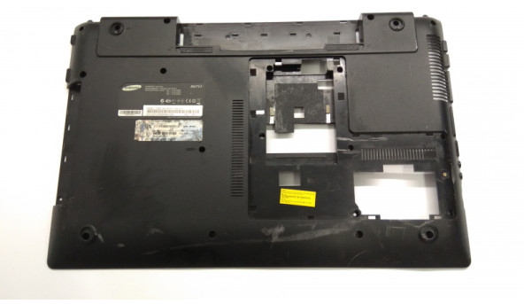 Нижня частина корпуса для ноутбука Samsung RV711, NP-RV711, 17.3", BA75-03076A, Б/В. Всі кріплення цілі. Без пошкоджень.