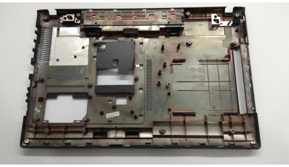 Нижня частина корпуса для ноутбука Samsung RV711, NP-RV711, 17.3", BA75-03076A, Б/В. Всі кріплення цілі. Без пошкоджень.