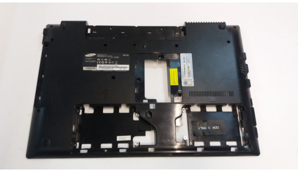 Нижня частина корпуса для ноутбука Samsung RF710, 17.3", ba75-02734a, Б/В. Всі кріплення цілі, без пошкоджень.