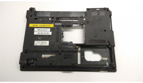 Нижня частина корпуса для ноутбука HP Compaq 6530b, 14.1", 6070B0256201, Б/В. Є зламане кріплення (фото), присутні подряпини.