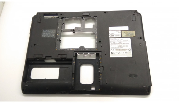Нижня частина корпуса для ноутбука Toshiba Satellite L40-14B, 15.4", 13GNQB1AP050-1TB, Б/В. Всі кріплення цілі. Без пошкоджень.
