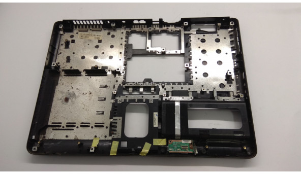 Нижня частина корпуса для ноутбука Toshiba Satellite L40-14B, 15.4", 13GNQB1AP050-1TB, Б/В. Всі кріплення цілі. Без пошкоджень. - 308787
