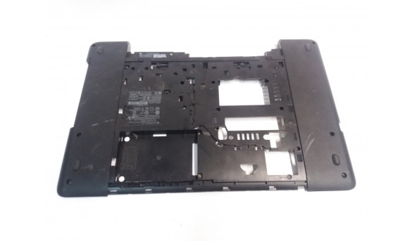 Нижня частина корпуса для ноутбука  HP Probook 470 G0, 15.6", 723669-001, Б/В. Всі кріплення цілі.Є три тришини, які закриваются сервісною кришкою, на роботу не впливають (фото).