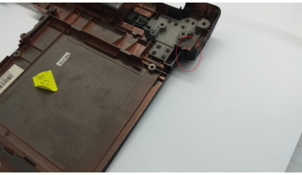 Нижня частина корпуса для ноутбука Asus N52D, 15.6", 13N0-GSA0321, Б/В. Декілька кріплень мають тріщини (фото), зламана решітка радіатора та зламаний кріплення дисковода (фото). - 308975