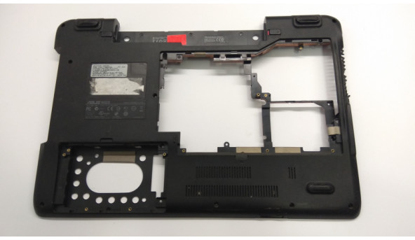 Нижня частина корпуса для ноутбука Asus N52D, 15.6", 13N0-GSA0321, Б/В. Декілька кріплень мають тріщини (фото), зламана решітка радіатора та зламаний кріплення дисковода (фото).