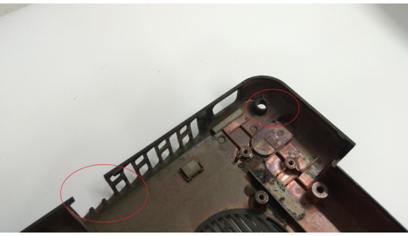 Нижня частина корпуса для ноутбука Toshiba SATELLITE A300D-226, 15.4", V000120690, Б/В. Зламане кріплення та решітка радіатора (фото), та роз'єм WLAN (фото), ще є маленька тріщина. - 308981