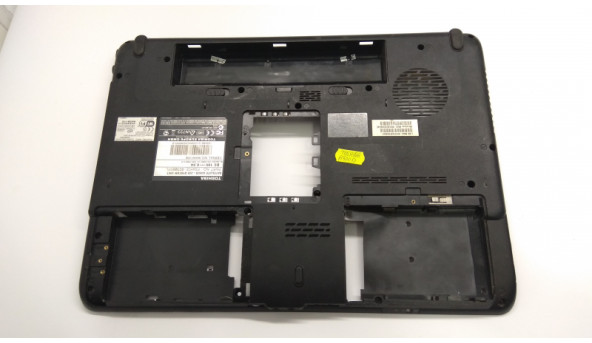 Нижня частина корпуса для ноутбука Toshiba SATELLITE A300D-226, 15.4", V000120690, Б/В. Зламане кріплення та решітка радіатора (фото), та роз'єм WLAN (фото), ще є маленька тріщина.