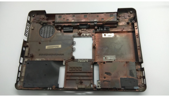 Нижня частина корпуса для ноутбука Toshiba SATELLITE A300D-226, 15.4", V000120690, Б/В. Зламане кріплення та решітка радіатора (фото), та роз'єм WLAN (фото), ще є маленька тріщина. - 308981