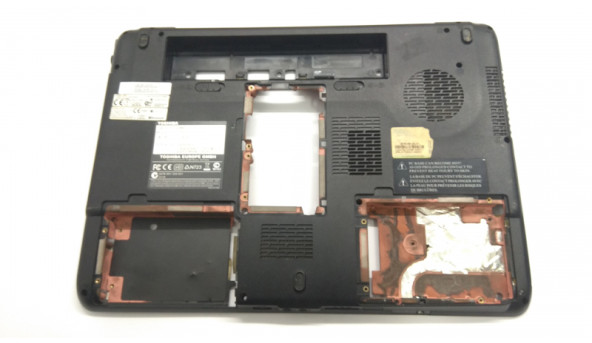 Нижня частина корпуса для ноутбука Toshiba SATELLITE A300D-17E, 15.4", 35BL5BA0040, Б/В. Є зламані кріплення та присутня тріщина (фото).