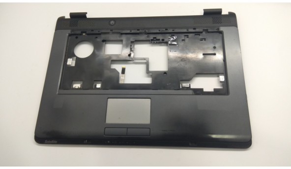 Середня частина корпуса для ноутбука Toshiba Satellite L300-11M 15.4", V000131290, Б/В. Всі кріплення цілі. Без пошкоджень. Прсутні потертості.