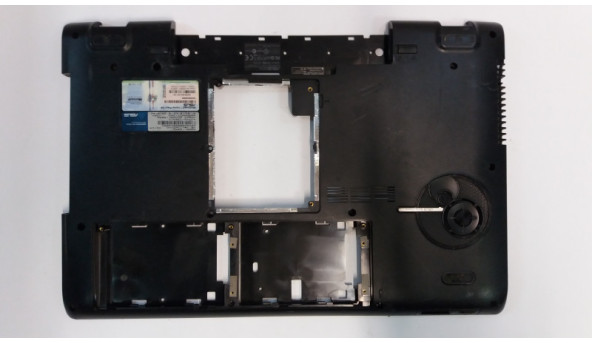 Нижня частина корпуса для ноутбука  Asus N71VG, 17.3", 13N0-G5A0911, Б/В. Зламане одне кріплення зліва знизу, вент. решітка та HDMI роз'єм.