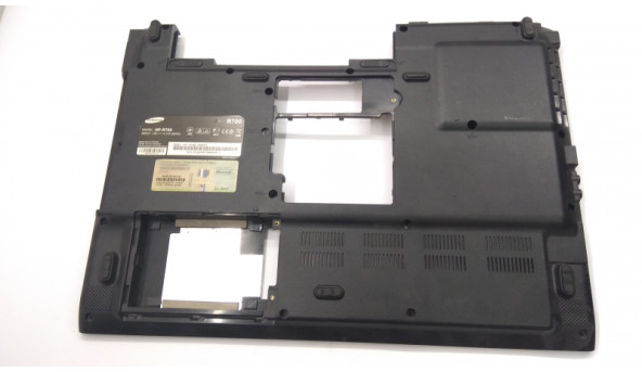 Нижня частина корпуса для ноутбука Samsung R700, NP-R700, 17.0", BA81-04348A-T, Б/В. Всі кріплення цілі. Без пошкоджень.